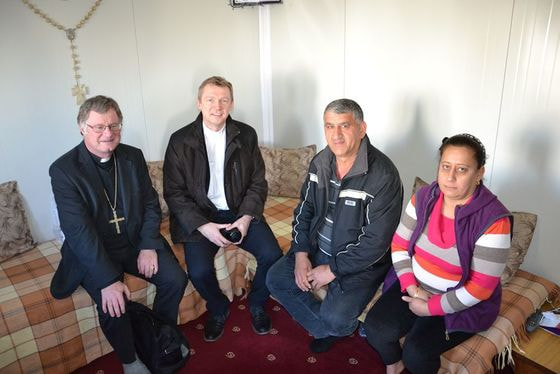  Bischof Manfred Scheuer und ICO-Obmann Slawomir Dadas bei einer Begegnung mit christlichen Flüchtlingen in einem Containerlager am Stadtrand von Erbil.