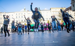 Jubiläums-Flashmob in Linz bei Österreichs größter Jugendsozialaktion '72 Stunden ohne Kompromiss' im Oktober 2021.