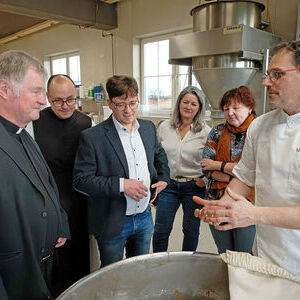 Betriebsleiter der Kremstaler Hofbäckerei Markus Resch erzählt über den Bäckereibetrieb.