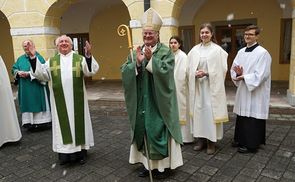 Pater Josef Kampleitner (l.) und Bischof Manfred Scheuer freuten sich mit allen Mitfeiernden über das 50-jährige Bestehen der Pfarre Maria Puchheim.