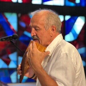 Günter Hager spielt auf seiner Panflöte