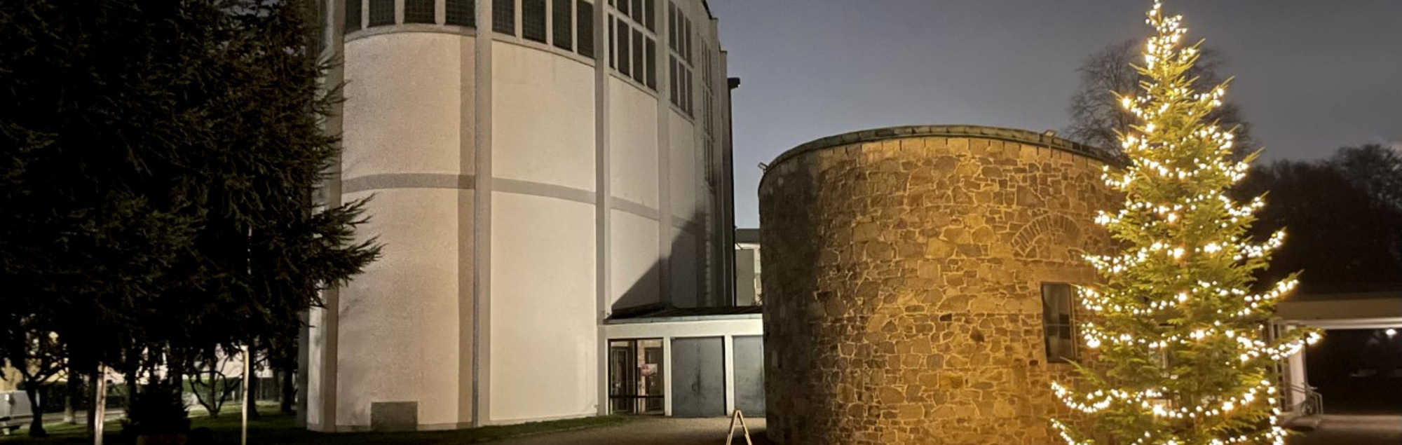 Kirchen mit erhelltem Christbaum