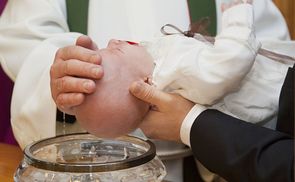 Die Zahl der Taufen ist 2017 leicht gesunken, Anstieg bei den Erwachsenentaufen
