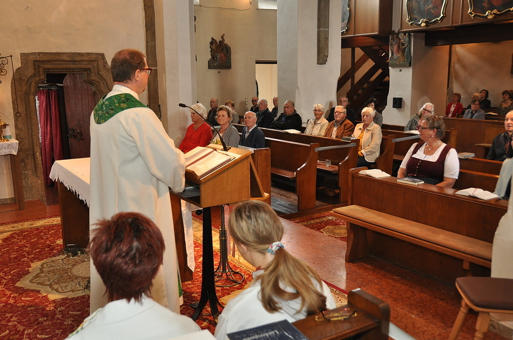zur Sonntagsmesse in der Pfarrkirche
