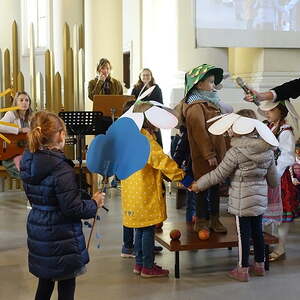 mit den Kindern des Pfarrcaritas-Kindergartens Hl. Familie