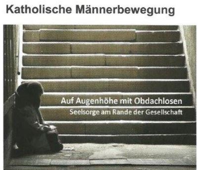 Eine obdachlose Person sitzt vor einer Treppe und es ist der Text zu lesen: 'Auf Augenhöhe mit Obdachlosen - Seelsorge am Rande der Gesellschaft'