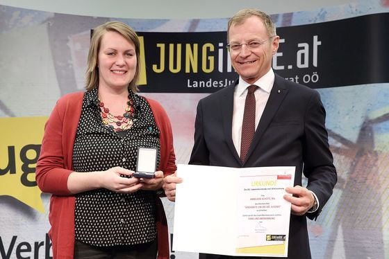 Landeshauptmann Mag. Thomas Stelzer ehrte Anneliese Schütz. / © Land OÖ / Ernst Grilnberger Landeshauptmann Mag. Thomas Stelzer ehrte Anneliese Schütz.