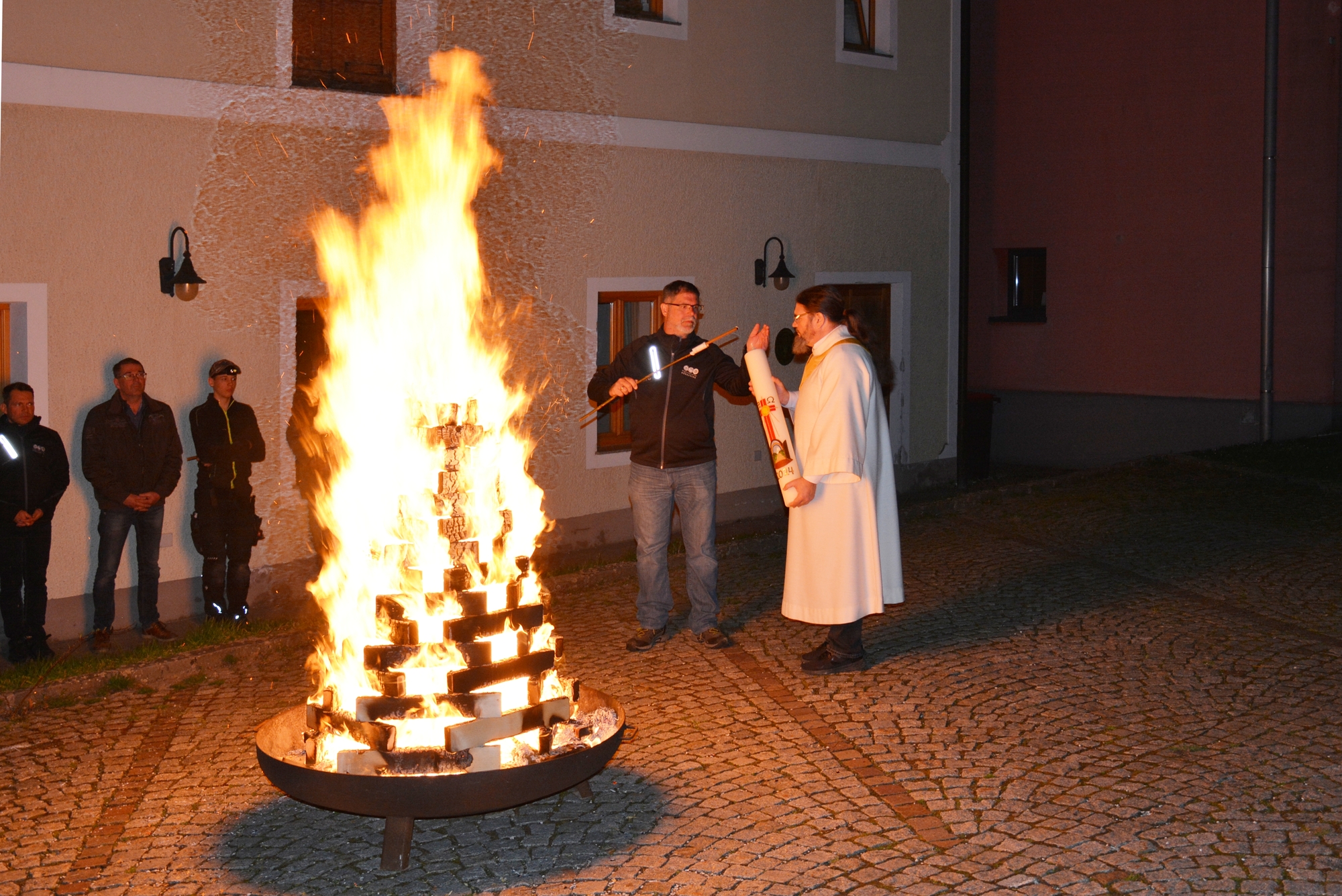 Entzündung der Osterkerze am Osterfeuer