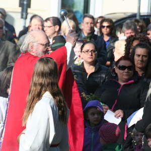 Palmweihe vor der Kirche