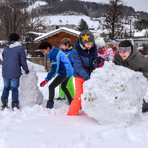 Die Jungschar Kirchdorf mit Schneespielen in der Gruppenstunde