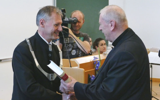 Rektor Franz Gruber übergibt die Festschrift CONTRA SPEM SPERARE an Bischof Ludwig Schwarz