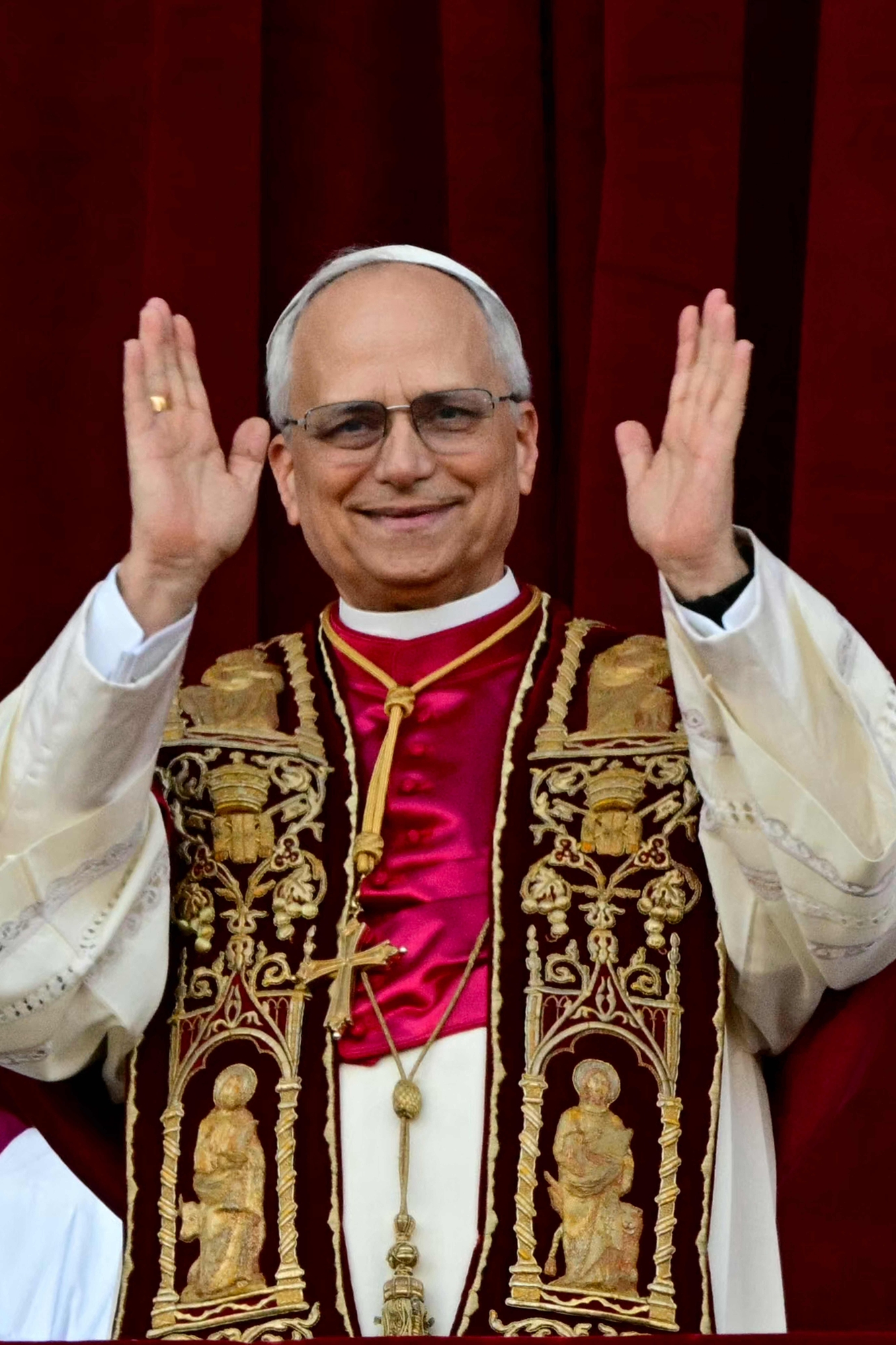 Download von www.picturedesk.com am 09.05.2025 (09:28). Newly elected Pope Leo XIV, Robert Prevost addresses the crowd on the main central loggia balcony of the St Peter's Basilica for the first time, after the cardinals ended the conclave, in The V