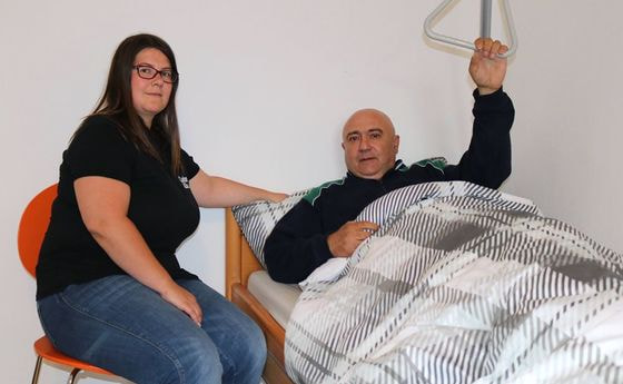 Projekt-Leiterin Michaela Haunold und Fabrizio, der sich im Krankenzimmer erholen kann.