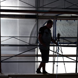 Einmessen der Aufhängung für Kreuzwegbilder