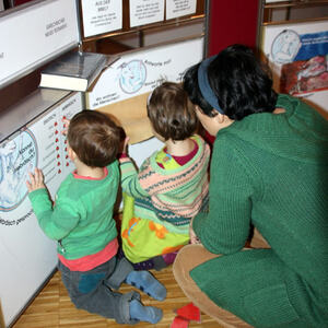 Kinder bei der Buchaustellung