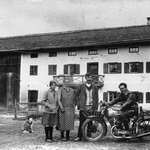 Franz nach seiner Rückkehr aus der Steiermark, er besitzt das erste Motorrad im Dorf. v.l: Ziehschwester Aloisia, Mutter Rosalia, Adoptivvater Heinrich Jägerstätter, Franz und Gast. © Erna Putz 