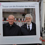 Mit Heinz Hödl (r.) bei einer KOO-Mahnwache in Wien, 14.5.2014