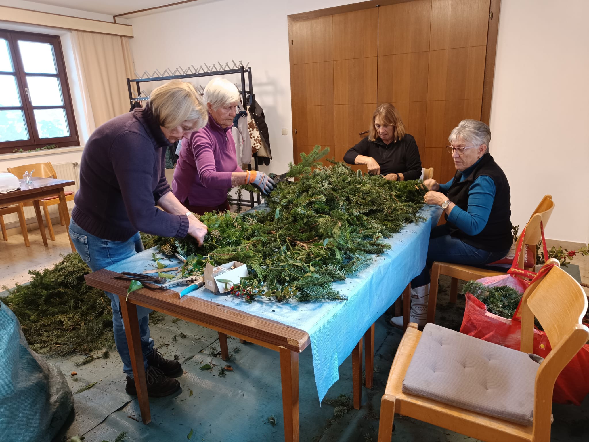 Adventkranzbinden / Pfarre Seewalchen