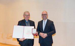 Ehrenzeichen der Stadt Linz für Bischofsvikar Johann Hintermaier