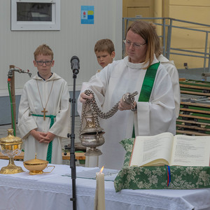 Feld-Festgottesdienst anlässlich des Musi-Spektakels der Stadtkapelle KirchdorfBild: Pastoralassistentin Bernadette Hackl beim Gottesdienst im StadtzentrumFoto Jack Haijes