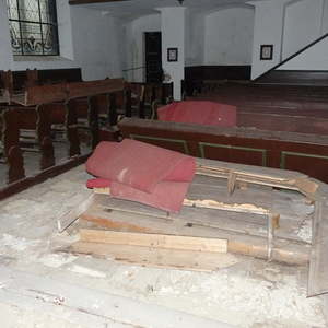 verwüstete Bänke und Altartreppe