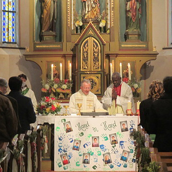 Schlüsselübergabe - unser neuer Pfarrer Dr. Innocent Nwafor