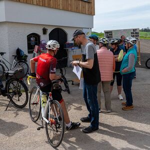 Station Weibern: KBW Leiter Andreas Stahrl mit Radfahrer