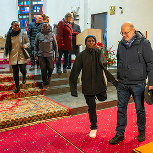 Biko hüpft auf einem Bein die Stufen in der Kirche hiinab.