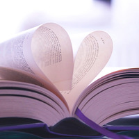 Buch mit Seiten in Herzform