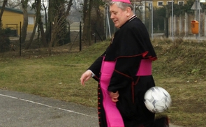 Bischof Schwarz spielt Fußball in Oberwaltersdorf_Rupprecht