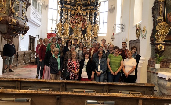 Am 8. Juli fanden sich 26 Frauen und Männer am Dorfplatz ein, um gemeinsam nach Arnsdorf zu fahren.