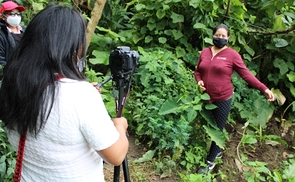 Maya-Frauen drehen ein Video