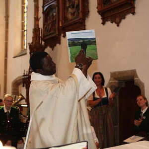 Pfarrer Hansjörg Wimmer, Kaplan Samuel Ogwudile, Frau Klara