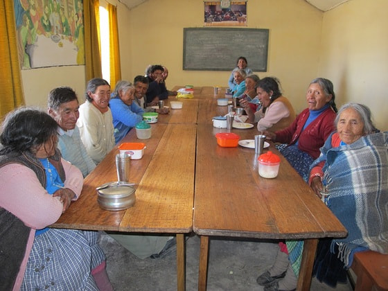 Alte Menschen erhalten eine warme Mahlzeit                       