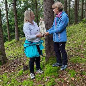 Anita und Hedwig mit Marienstatue