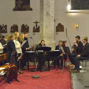 Stimmungsvoller Abendgottesdienst mit Taizé-LiedernGesänge, die Einfachheit ausstrahlen und zur Ruhe kommen lassen, das sind die Lieder der französischen Taizé-Gemeinschaft. Etwas von dieser Atmosphäre wurde bei der Sonntag-Vorabendmesse in Kirchdor
