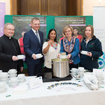 Generalvikar DDr. Severin Lederhilger, Landeshauptmann Mag. Thomas Stelzer, Ana Maria Berrio Ramirez aus Kolumbien, Paula Wintereder, Vorsitzende der kfb oö, Sabrina Kurzmann vom Gasthof 'Zur Traube' in Grein
