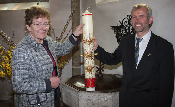 Übergabe der Osterkerze