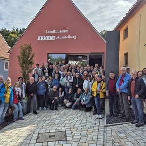 Gruppenfoto vor dem Landlmuseum / Ende Tag 6, ENDE der Reise