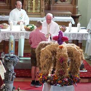 Bauern bringen Gaben zum Altar