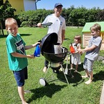Vater und Kinder beim Grillen