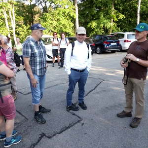 Startvorbereitung am Parkplatz des Gymnasiums