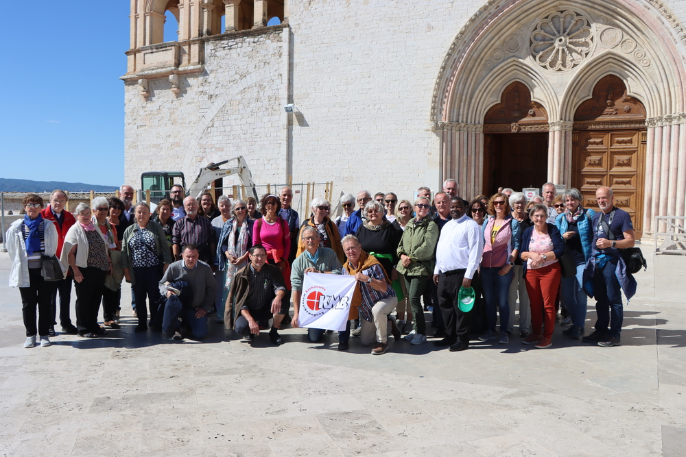 Die Gruppe vor der Basilika in Assisi