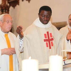 Pfarrer Hansjörg Wimmer, Kaplan Samuel Ogwudile, Frau Klara