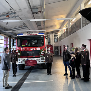 Segnung eines Feuerwehrfahrzeuges wird nachgestellt