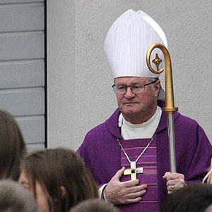 Empfang Bischof vor Pfarrheim