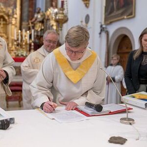Pastoralvorständin Elisabeth Lamplmayr  unterzeichnete das Dekret zur Amtseinführung.