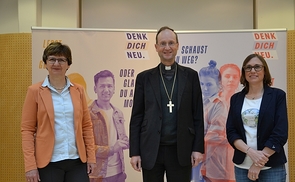 Pressekonferenz zu „Denk dich neu“ (v. l.): die Salzburger Seelsorgeamtsleiterin Lucia Greiner, Jugendbischof Stephan Turnovszky und Ela Klein von der Katholischen Jugend Oberösterreich.