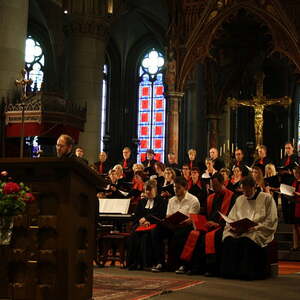 Der Hartkirchner Chor 'cantus toccare' bei der Vesper im Linzer Mariendom