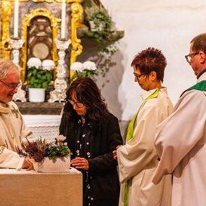 Verwaltungsvorständin Johanna Lanzl beim Unterzeichnen des Dekrets.